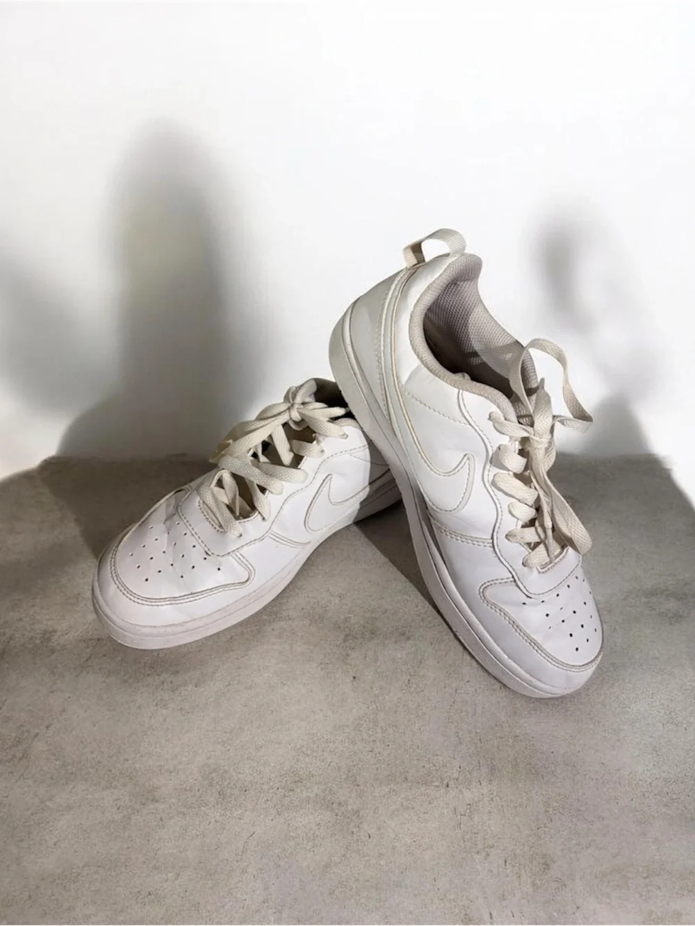 Nike men’s Cream/White Low-Top Sneakers
